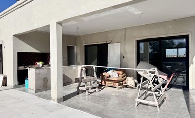 Casa en  venta barrio Lagos de Canning