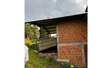 SE VENDE FINCA  ENTRE  LA VIRGINIA  Y SANTUARIO