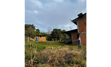 SE VENDE FINCA  ENTRE  LA VIRGINIA  Y SANTUARIO