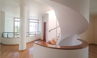 Monteserrín, Departamento en Renta, 250m2, 4 Habitaciones