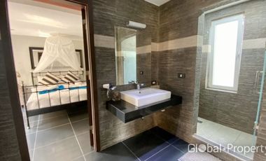 3-bedroom pool villa with mountain and lake views on Koh Chang