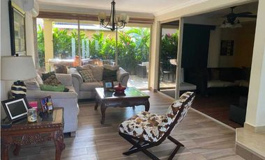 Embassy Garden. Casa remodelada