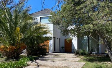 Casa en alquiler de 6 ambientes c/ garage, pileta y vista golf en Canning