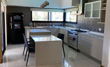 Casa en alquiler de 6 ambientes c/ garage, pileta y vista golf en Canning