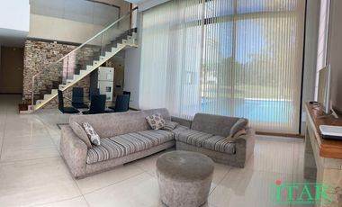 Casa en alquiler de 6 ambientes c/ garage, pileta y vista golf en Canning