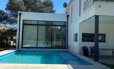 Casa en alquiler de 6 ambientes c/ garage, pileta y vista golf en Canning