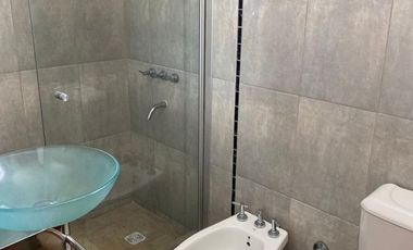 Casa en alquiler de 6 ambientes c/ garage, pileta y vista golf en Canning