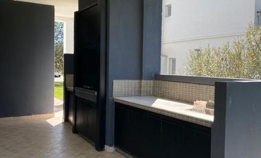 Casa en alquiler de 6 ambientes c/ garage, pileta y vista golf en Canning