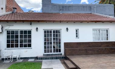 VENTA CASA 4 AMBIENTES MORON PILETA QUINCHO COCHER