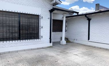 VENTA CASA 4 AMBIENTES MORON PILETA QUINCHO COCHER