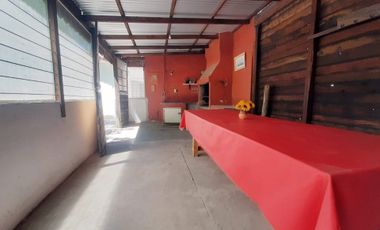 Venta casa 4 ambientes y amplio parque Copacabana