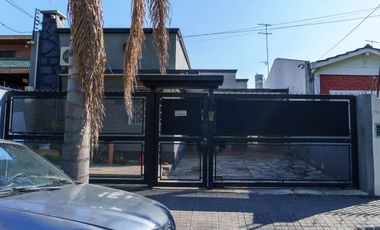 CASA EN VENTA VILLA BALLESTER 4 AMBIENTES  PILETA