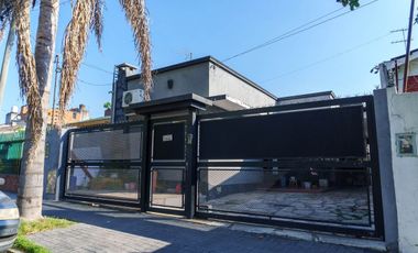 CASA EN VENTA VILLA BALLESTER 4 AMBIENTES  PILETA