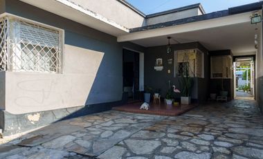 CASA EN VENTA VILLA BALLESTER 4 AMBIENTES  PILETA
