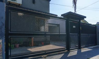 CASA EN VENTA VILLA BALLESTER 4 AMBIENTES  PILETA