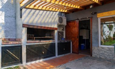 CASA EN VENTA VILLA BALLESTER 4 AMBIENTES  PILETA