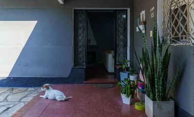 CASA EN VENTA VILLA BALLESTER 4 AMBIENTES  PILETA