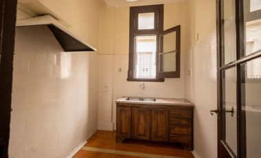 EN VENTA DPTO INTERNO PLANTA ALTA PLENO CENTRO