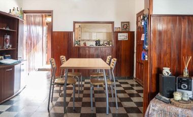 CASA EN VENTA BERISSO CON 1 DEPARTAMENTO Y PATIO