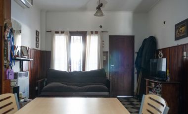 CASA EN VENTA BERISSO CON 1 DEPARTAMENTO Y PATIO