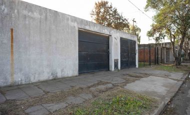 CASA EN VENTA BERISSO CON 1 DEPARTAMENTO Y PATIO