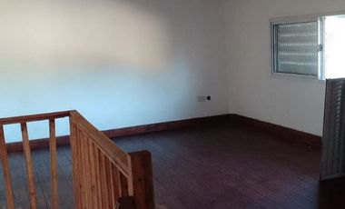 CASA EN VENTA BERISSO CON 1 DEPARTAMENTO Y PATIO