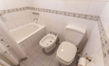 VENTA PH 4 AMBIENTES CON COCHERA JARDIN Y PARRILLA