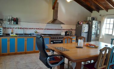CASA 5 AMBIENTES EN VENTA LONGCHAMPS CON PISCINA