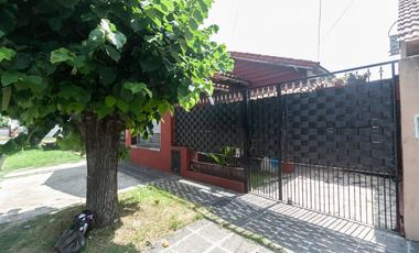 VENTA CASA 4 AMB CON 2 COCHERA, JARDIN Y PILETA