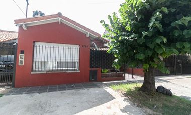 VENTA CASA 4 AMB CON 2 COCHERA, JARDIN Y PILETA