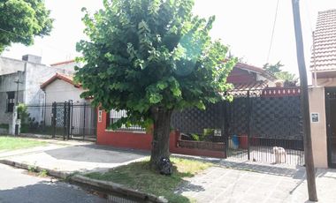 VENTA CASA 4 AMB CON 2 COCHERA, JARDIN Y PILETA