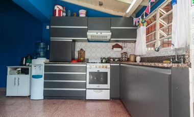 VENTA CASA 4 AMB CON 2 COCHERA, JARDIN Y PILETA