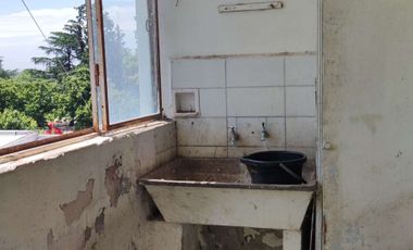 DEPARTAMENTO EN VENTA EN BRAGADO A REFACCIONAR