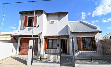 SE VENDE HERMOSA CASA TRES DORMITORIOS CON PATIO