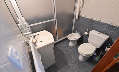 SE VENDE HERMOSA CASA TRES DORMITORIOS CON PATIO