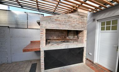 SE VENDE HERMOSA CASA TRES DORMITORIOS CON PATIO