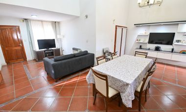 SE VENDE HERMOSA CASA TRES DORMITORIOS CON PATIO