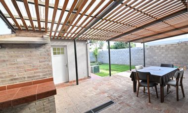 SE VENDE HERMOSA CASA TRES DORMITORIOS CON PATIO