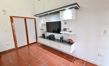 SE VENDE HERMOSA CASA TRES DORMITORIOS CON PATIO