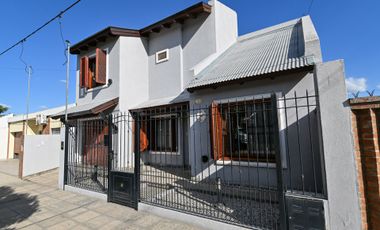 SE VENDE HERMOSA CASA TRES DORMITORIOS CON PATIO