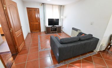 SE VENDE HERMOSA CASA TRES DORMITORIOS CON PATIO