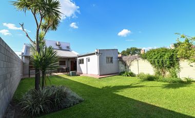 SE VENDE HERMOSA CASA TRES DORMITORIOS CON PATIO