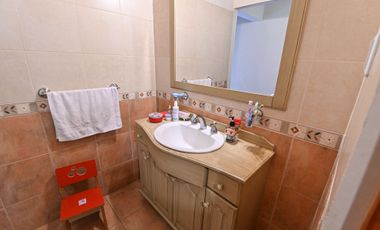 SE VENDE HERMOSA CASA TRES DORMITORIOS CON PATIO
