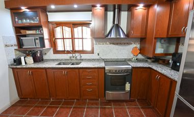 SE VENDE HERMOSA CASA TRES DORMITORIOS CON PATIO