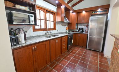 SE VENDE HERMOSA CASA TRES DORMITORIOS CON PATIO