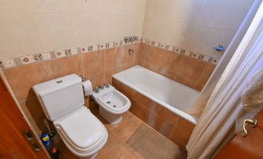 SE VENDE HERMOSA CASA TRES DORMITORIOS CON PATIO