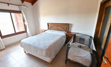SE VENDE HERMOSA CASA TRES DORMITORIOS CON PATIO