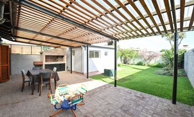 SE VENDE HERMOSA CASA TRES DORMITORIOS CON PATIO