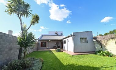 SE VENDE HERMOSA CASA TRES DORMITORIOS CON PATIO