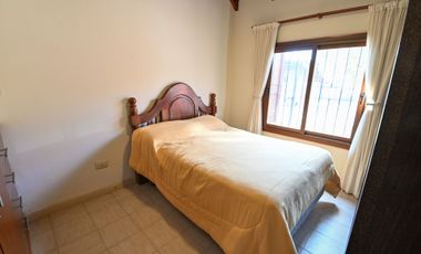 SE VENDE HERMOSA CASA TRES DORMITORIOS CON PATIO